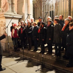 Adventsingen am Christkindlmarkt vor dem Dom